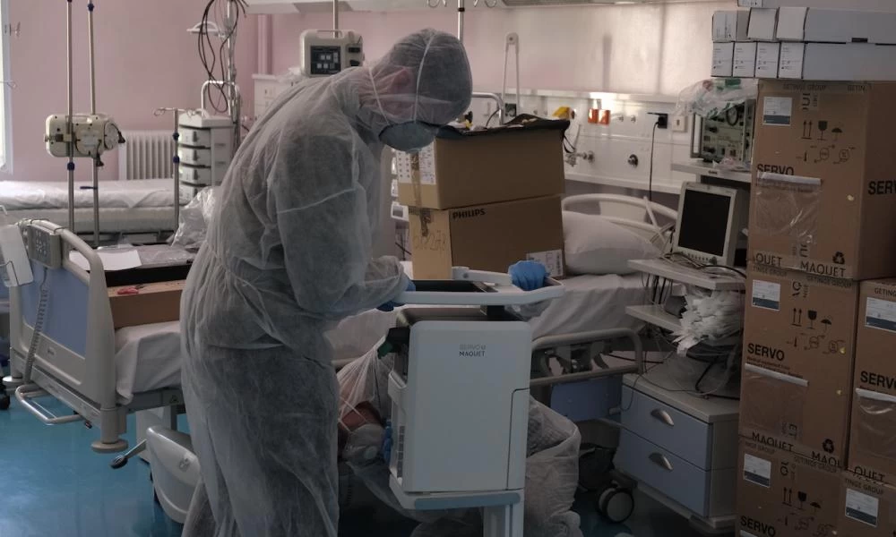 ''Παγκόσμιος φονιάς'' ο Covid-19: Ο ιός σκοτώνει & νέους - Ανησυχία για τα περιστατικά σε Κρήτη, Καστοριά, Ξάνθη